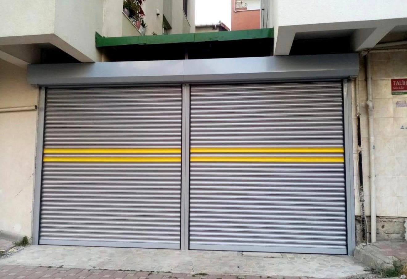 Gümüş ve sarı şeritli otomatik garaj kepenği