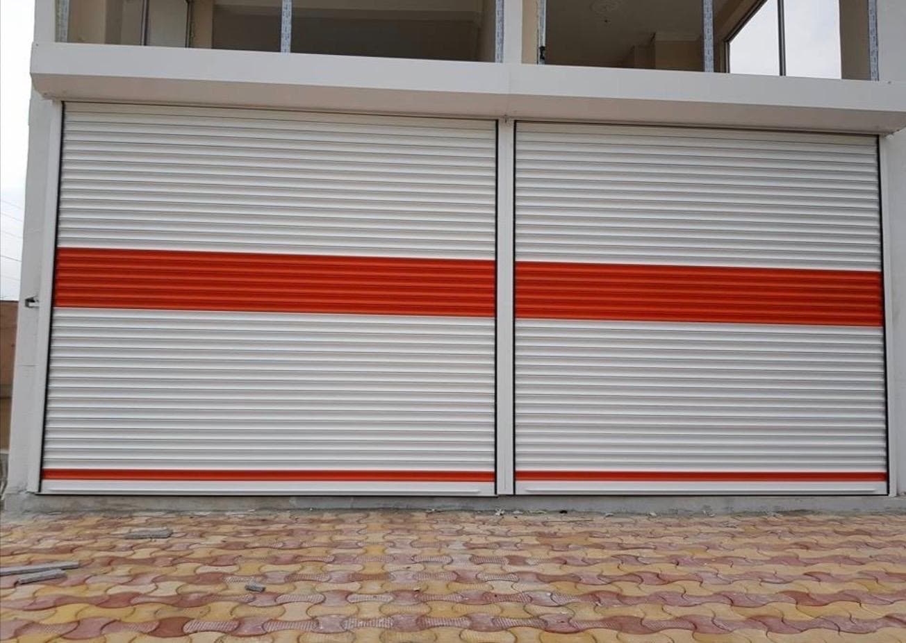 Beyaz ve turuncu şeritli çift kanatlı otomatik kepenk
